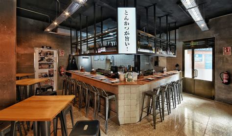 Interior acogedor de Don Panko con su característica barra de madera y decoración tradicional japonesa