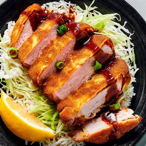 Plato de tonkatsu jugoso acompañado de guarniciones tradicionales y arroz premium