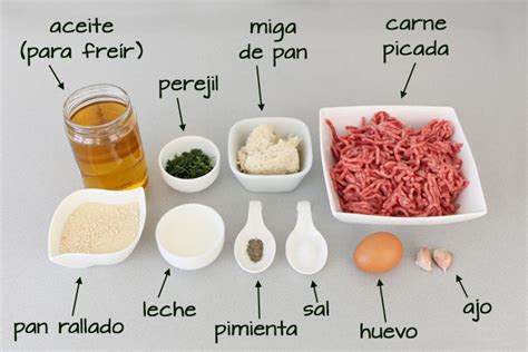 Ingredientes para las albóndigas, listos para mezclar y formar