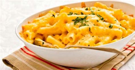 Ingredientes frescos para macarrones con queso al horno