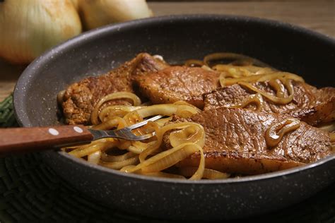 Foto de bife encebollado tradicional