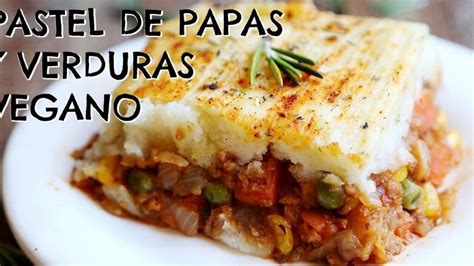 Fotografía de un pastel de papa vegetariano recién salido del horno con una capa superior dorada y una textura cremosa.