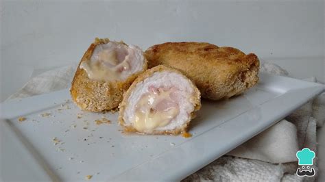 Empanadas rellenas Cordon Bleu, con un corte transversal que muestra el relleno de pollo, jamón y queso fundido