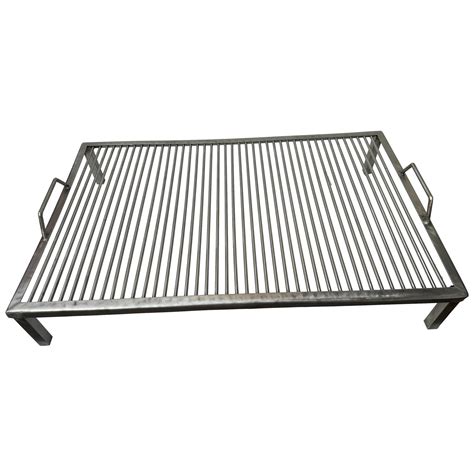 Primer plano de una parrilla de acero inoxidable con marcas de asado