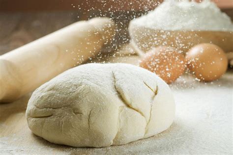 Fotografía de una Thermomix procesando espinacas para masa de pan.