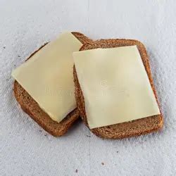 Pan integral de espinacas con relleno de queso, mostrando el corte en espiral.