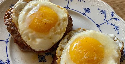 Fotografía gastronómica de una hamburguesa montada con salsa de fresas y contraste de colores vivos.
