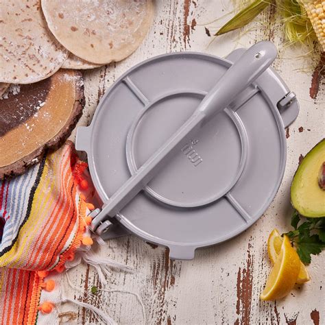 Ilustración de cómo usar una prensa para tortillas