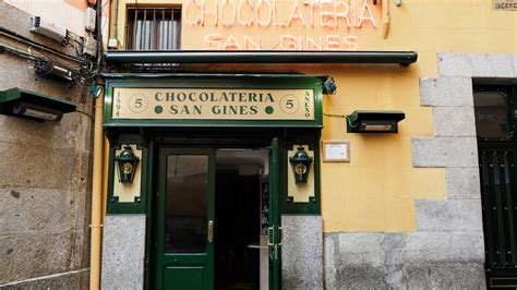 Fachada de la Chocolatería San Ginés, un edificio histórico en Madrid.