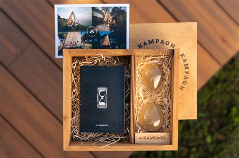 Infografía mostrando ejemplos de regalos personalizados: moldes de manos, mapas estelares y álbumes de fotos