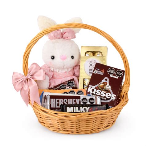 Fotografía de una cesta de chocolates decorada con lazos y flores