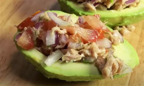Paltas rellenas de atún con diferentes vegetales, vistas desde arriba