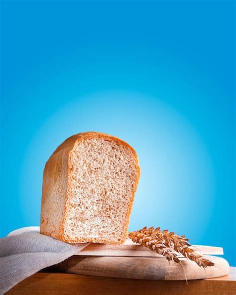 pan de avena recién hecho sobre tabla de madera, con ingredientes principales