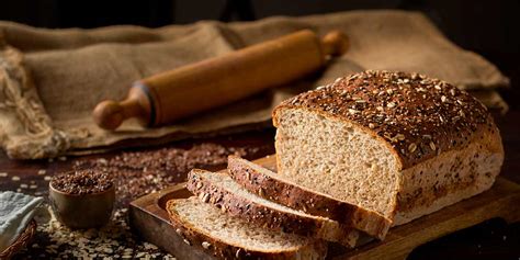 ingredientes de la receta de pan de avena: huevo, queso crema, harina de avena, levadura, sal