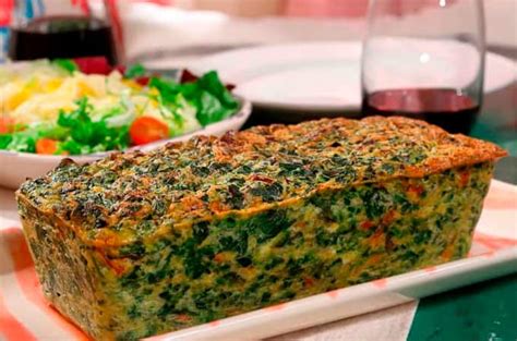 Foto del budín de acelga y pollo dorado y listo para servir