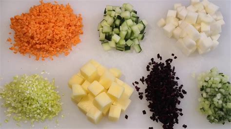 Proceso de corte de verduras en dados para la ensalada