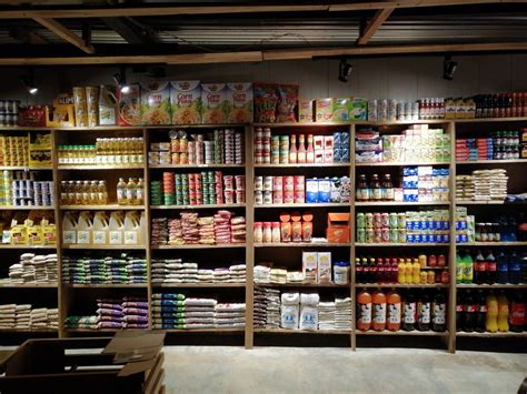 Diseño de una tienda de abarrotes con distribución estratégica de pasillos y estanterías