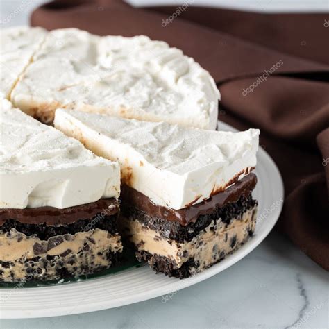 Pastel de chocolate cremoso en capas listo para servir