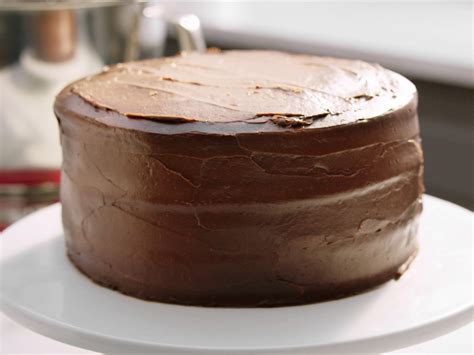 Montaje de las capas del pastel de chocolate con ganache