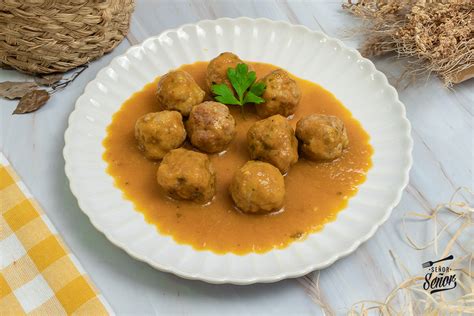 Plato terminado de albóndigas de ternera y cerdo en salsa española, servidas con arroz