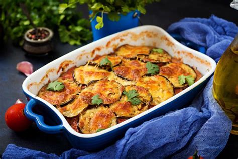 Foto detallada de una fuente de berenjenas recién salidas del horno con el queso gratinado y dorado.