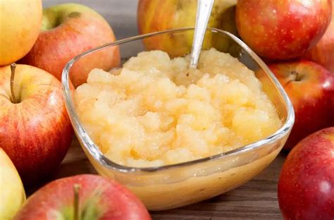 Infografía comparativa: texturas obtenidas con claras montadas vs. ingredientes sustitutos como compota de manzana o semillas de chía.