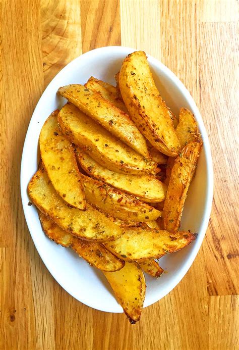Fotografía profesional de patatas estilo Deluxe recién horneadas con especias y piel crujiente