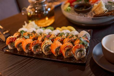 Fotografía profesional de un set variado de sushi gourmet servido en un restaurante local