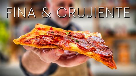 Infografía que muestra la diferencia entre una masa de pizza fina y crujiente vs una masa gruesa y tierna