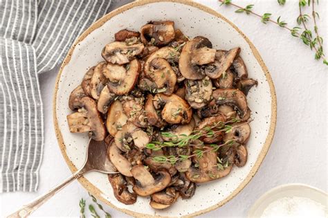Champiñones salteados con ajo en una sartén