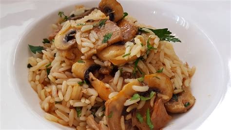 Plato terminado de arroz con champiñones, decorado con perejil fresco