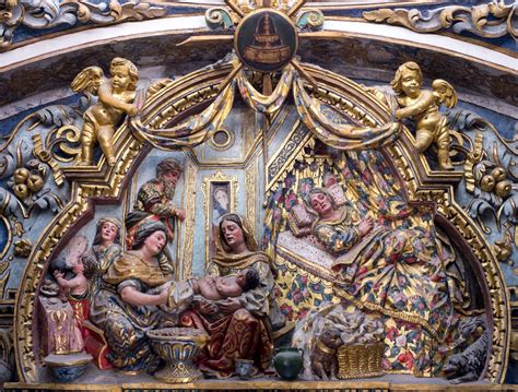 Detalle de un relieve mural de la Capilla La Natividad de María, mostrando la técnica y el estilo característico de Peter Horn.