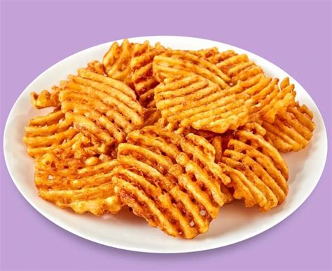 Papas fritas en diferentes cortes y presentaciones, resaltando la variedad artesanal