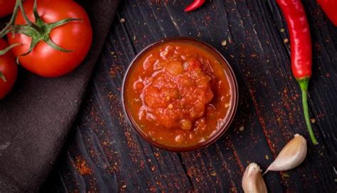 Esquema de diferentes platos ecuatorianos acompañados con salsa de ají