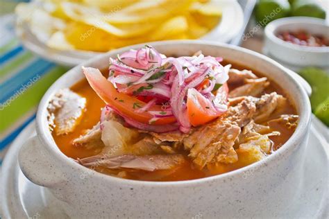 Fotografía de un plato de encebollado servido con yuca y curtido encima