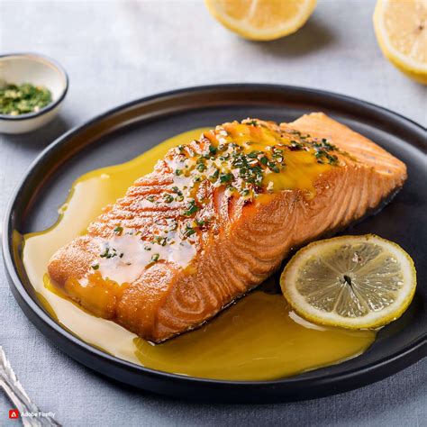 Plato de salmón glaseado con limón y miel, decorado con hierbas frescas