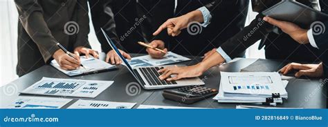 Foto de archivo de un equipo de analistas trabajando en una oficina moderna, representando a The Insight Partners