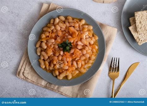 Plato de frejoles cremosos con salsa de cebolla