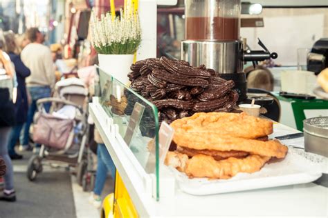 Fotografía antigua de una churrería tradicional o un puesto de churros en Salamanca a principios del siglo XX