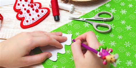 Esquema de elaboración paso a paso para crear adornos navideños utilizando palomitas de maíz y elementos decorativos naturales