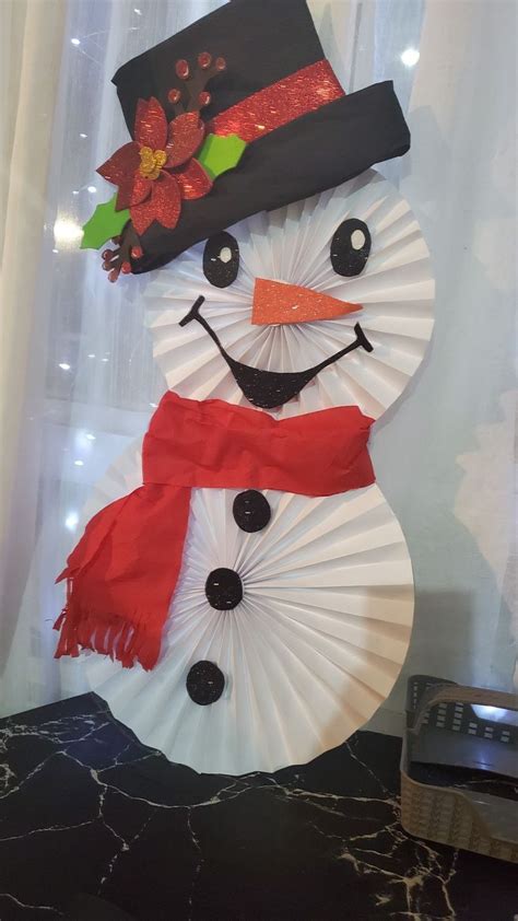 Fotografía de un muñeco de nieve artesanal hecho con bolsas transparentes llenas de palomitas de maíz