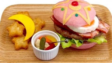 Hamburguesa rosa del café pop-up de Sailor Moon con diseño de estrella y perlas