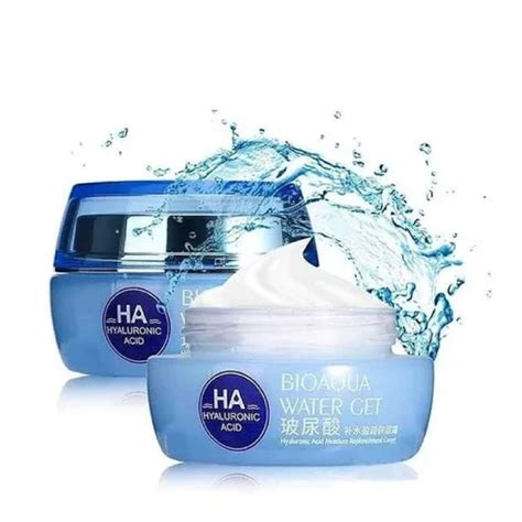 Foto de primer plano de la crema Bioaqua con enfoque en la textura sedosa