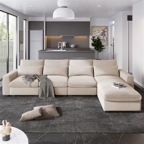 Sofá modular en forma de L en un living moderno de colores pastel