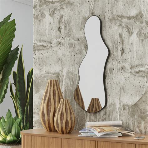 Living moderno con espejos decorativos, plantas de interior y cojines de colores pastel
