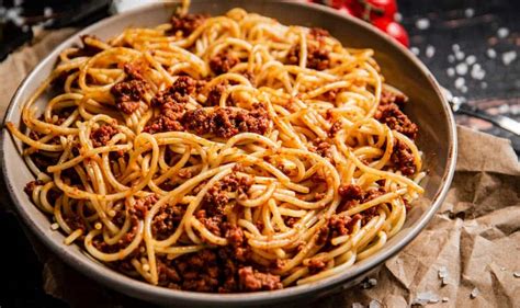 Plato de pastel de fideos con espinacas listo para servir