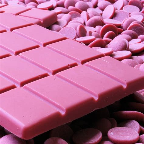 Imagen de granos de cacao Ruby y chocolate Ruby derretido