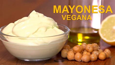 Foto de mayonesa vegana de porotos en un recipiente