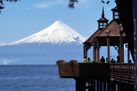 Paisaje de Frutillar con el lago y el volcán Osorno