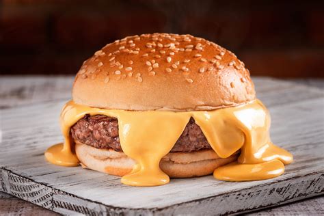 Foto de una hamburguesa con queso fundido